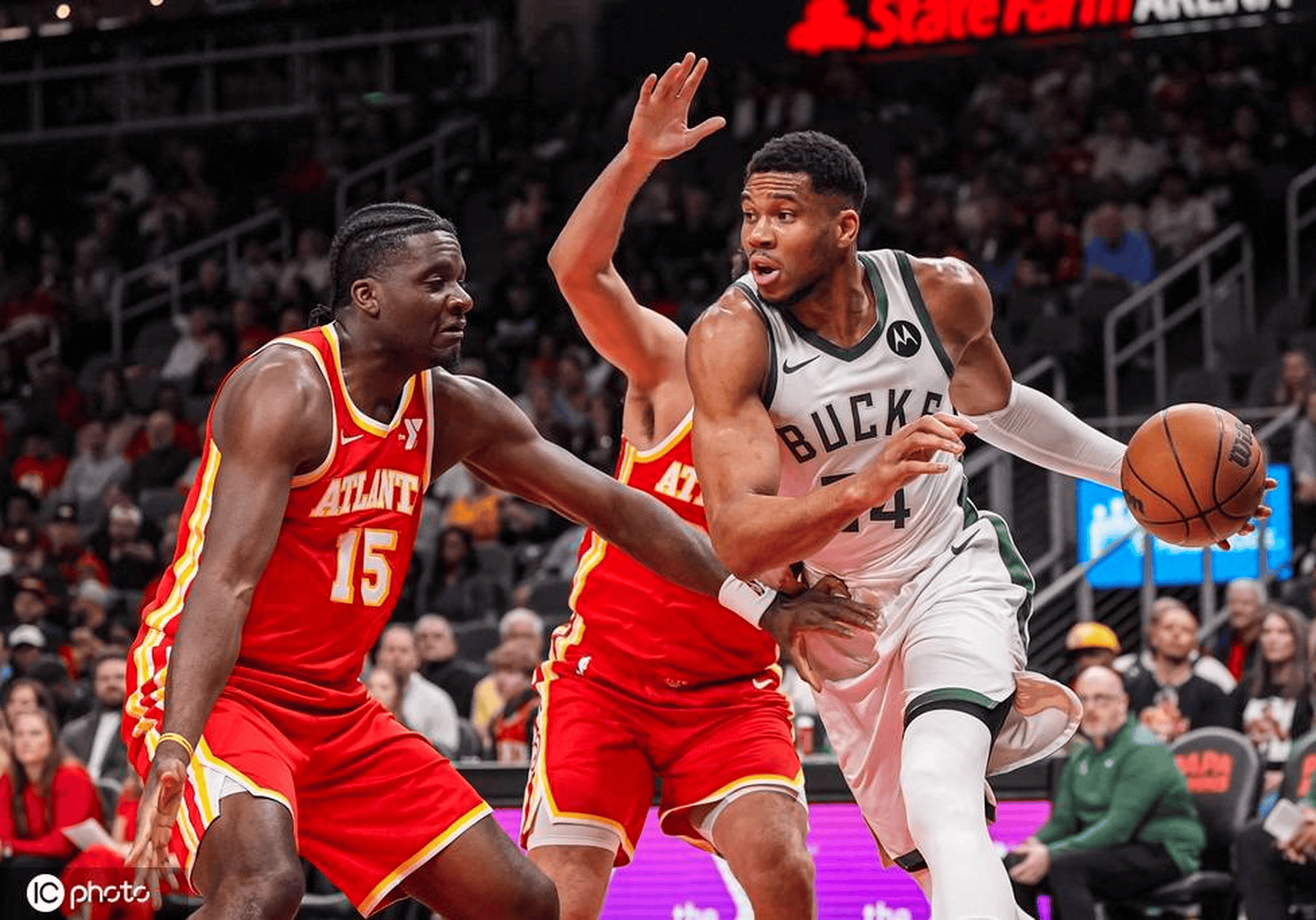 雄鹿客场击败76人,字母哥统治内线球员